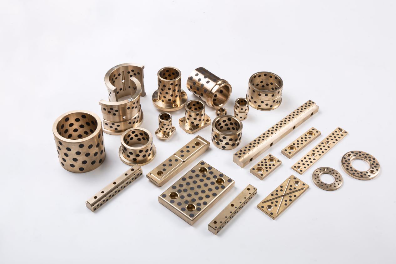 How does the geometry of a self-lubricating bushing affect its performance in different types of mechanical systems?